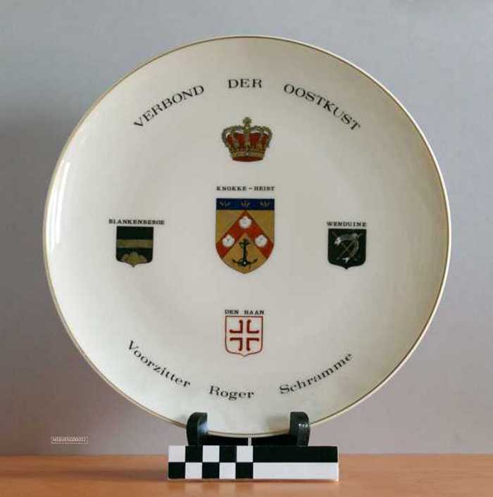 Sierbord in keramiek met gouden rand. Verbond der Oostkust.