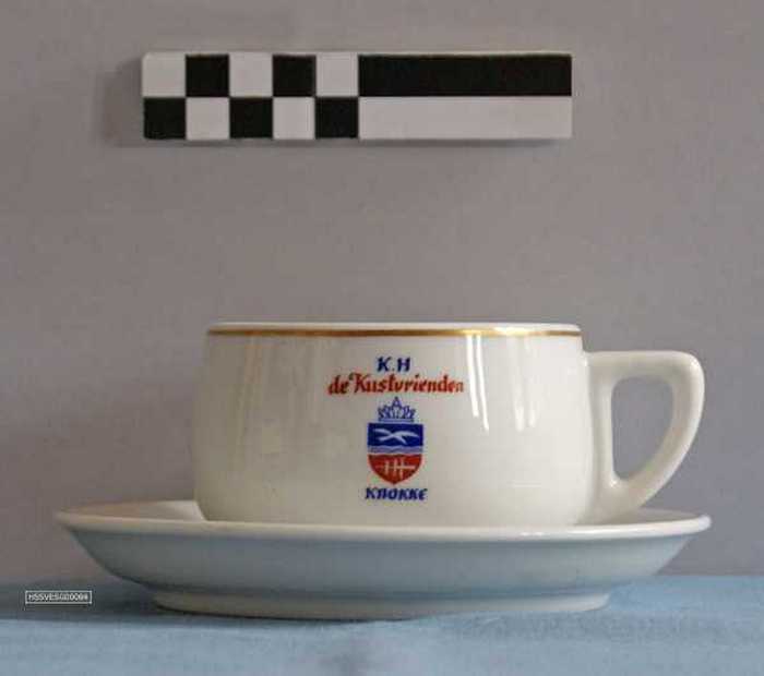 Sierkopje met bordje in keramiek - K.H. de Kustvrienden - Knokke