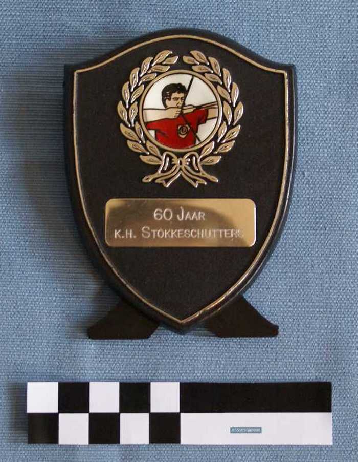 Schildje: `60 jaar K.H. Stokkeschutters