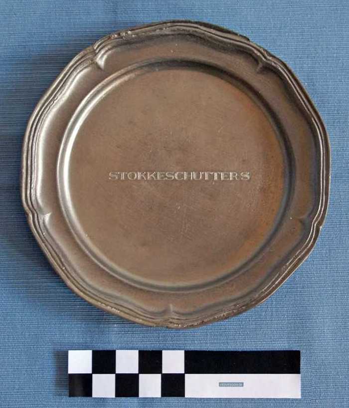 Tinnen bord `STOKKESCHUTTERS