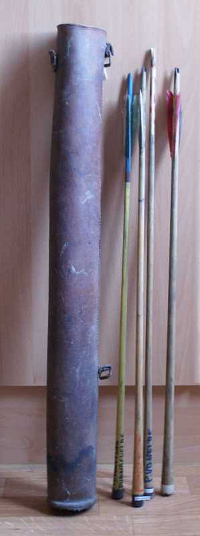 Lederen pijlenkoker met 4 pijlen van P. Van de Velde