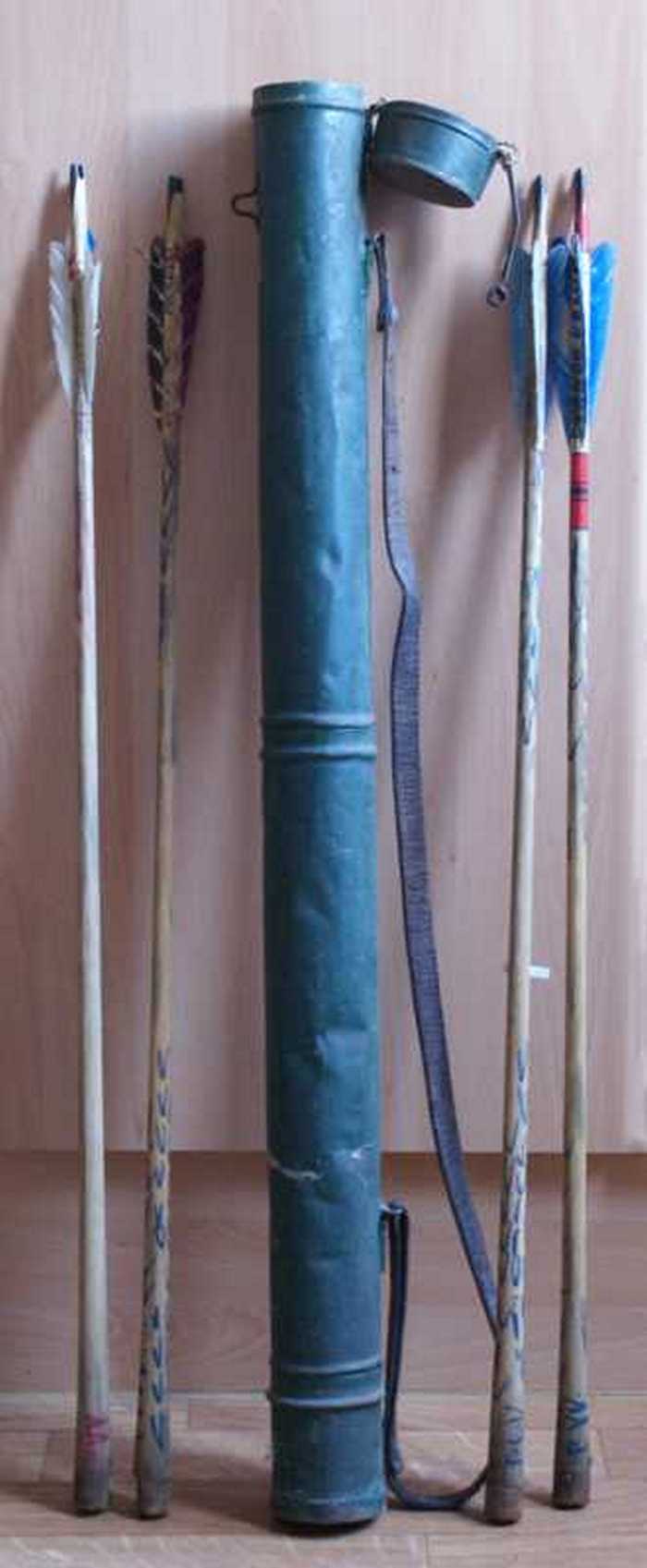 Metalen pijlenkoker met 4 pijlen van P. Van de Velde