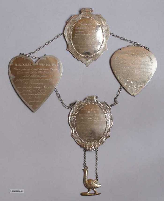 Breuk met de vier koningsschakels van de vrouwengilde van Westcappelle