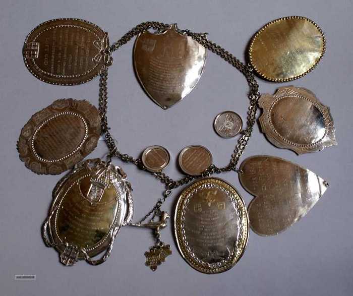 Breuk met acht koningsschakels van de mansgilde van Westcapelle