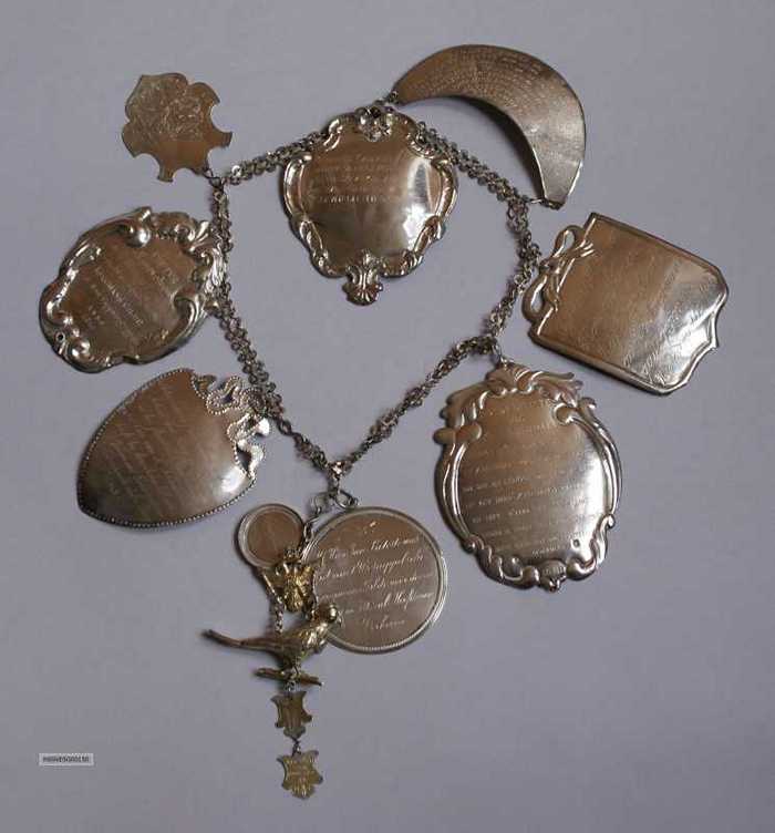 Breuk met acht koningsschakels van de jongmansgilde van Westcappelle