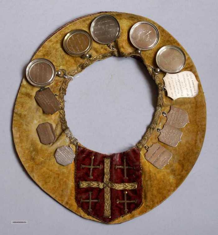 Fluwelen drager met twaalf konings-en keizersschilden - Sint-Sebastiaansgilde Knokke