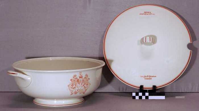 Grote soepterrine met handgrepen - Koninklijke Gilde St. Sebastiaan - Knocke