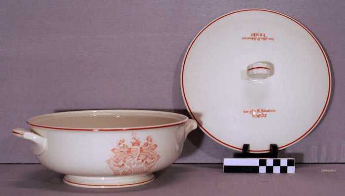 Kleine terrine met handgrepen - Koninklijke Gilde St. Sebastiaan Knocke