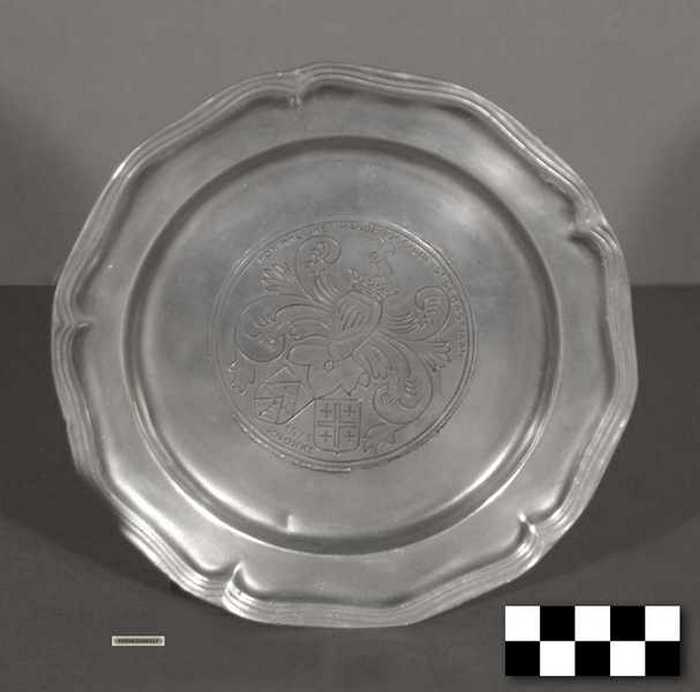 Tinnen sierbord: 'Koninklijke Handbooggilde St. Sebastiaan - 1573 Knokke'