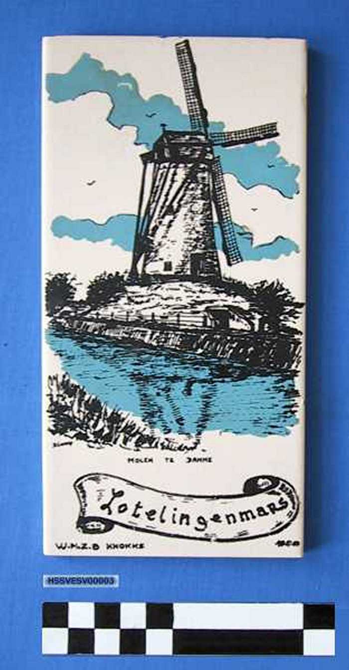 Siertegel in keramiek met afbeelding Molen van Damme - uitgegeven bij de Lotelingenmars 1980