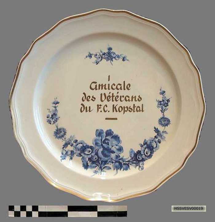 Sierschaal in porselein: Amicale des Vétérans du F.C. Kopstal.