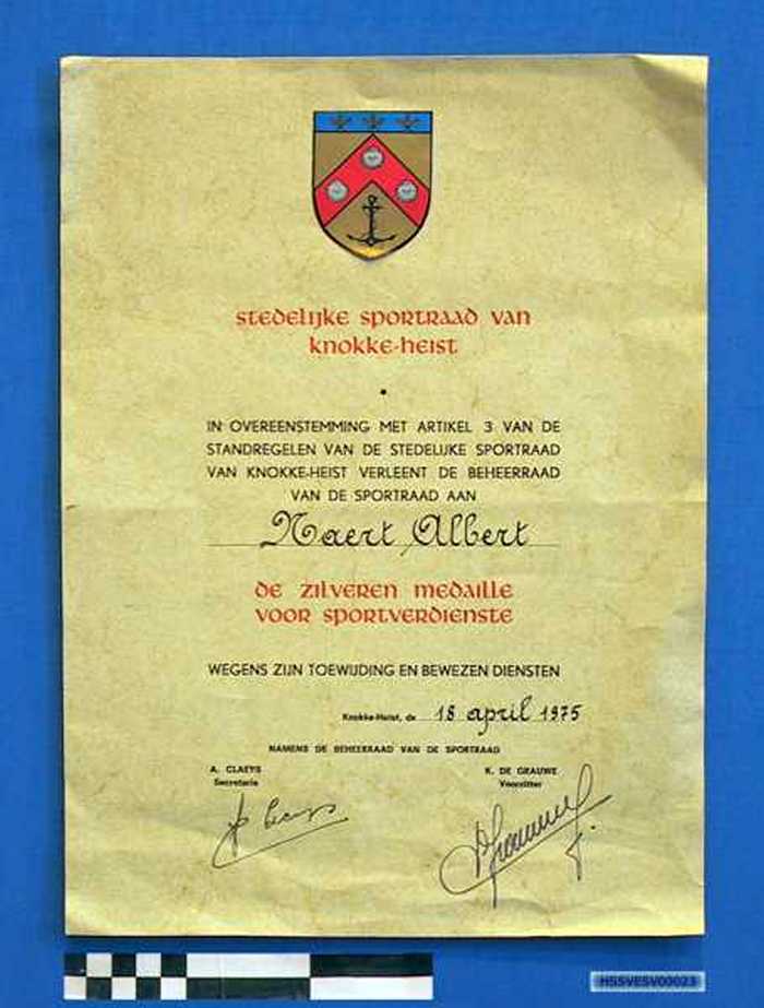 Oorkonde uitgegeven van de Stedelijke Sportraad van Knokke-Heist aan Naert Albert, de zilveren medaille voor sportverdienste.
