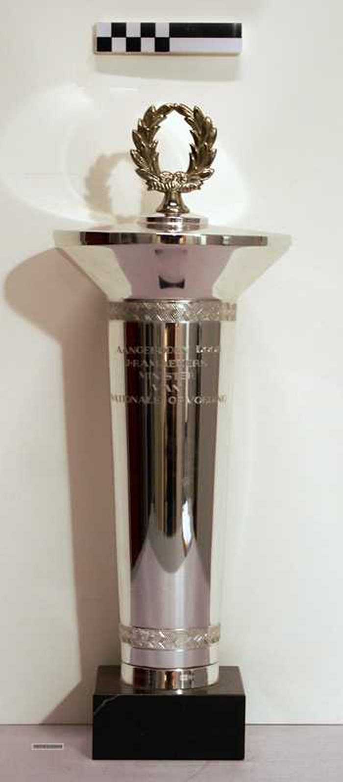 Zilverkleurige beker met gravure op zwarte voet met deksel