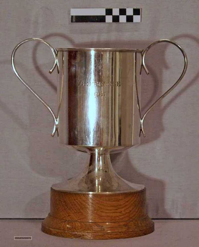 Zilverkleurige beker: 'ZEEBRUGGE 1951'