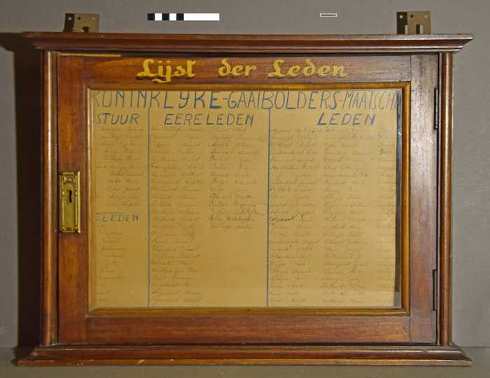 Kader met de lijst der leden en ereleden van de Koninklijke Gaaiboldersmaatschappij