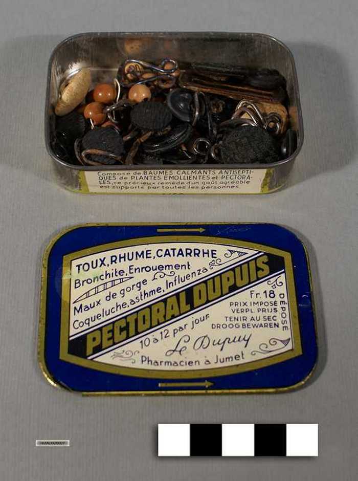 Metalen doosje met naaimateriaal