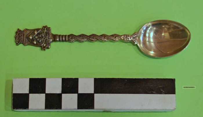 Zilveren koffielepel met wapenschild.