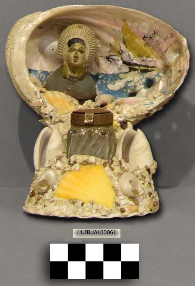 Inktpot versierd met schelpen en opschirft Knocke