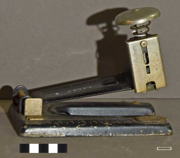 Metalen nietjesmachine