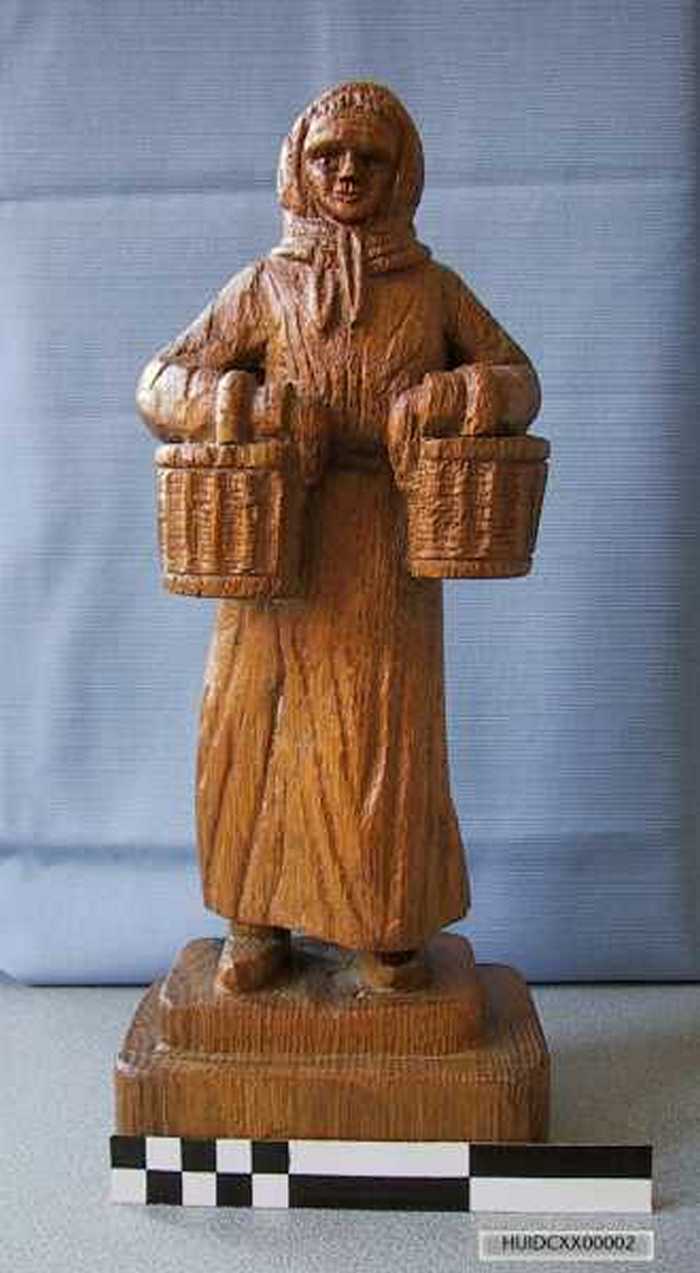 Houten beeldje voorstellend een vissersvrouw