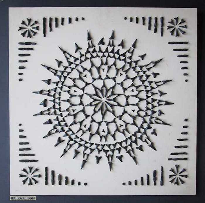 Kunstwerk gemaakt uit haaien- en roggetanden voorstellend een Zonnevlecht