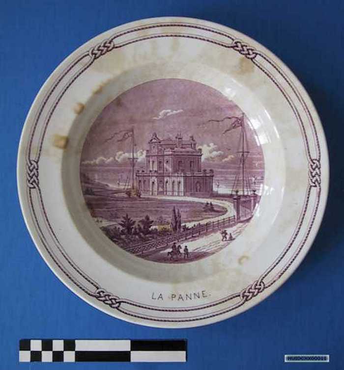 Sierbord in keramiek met afbeelding en opschrift: La Panne