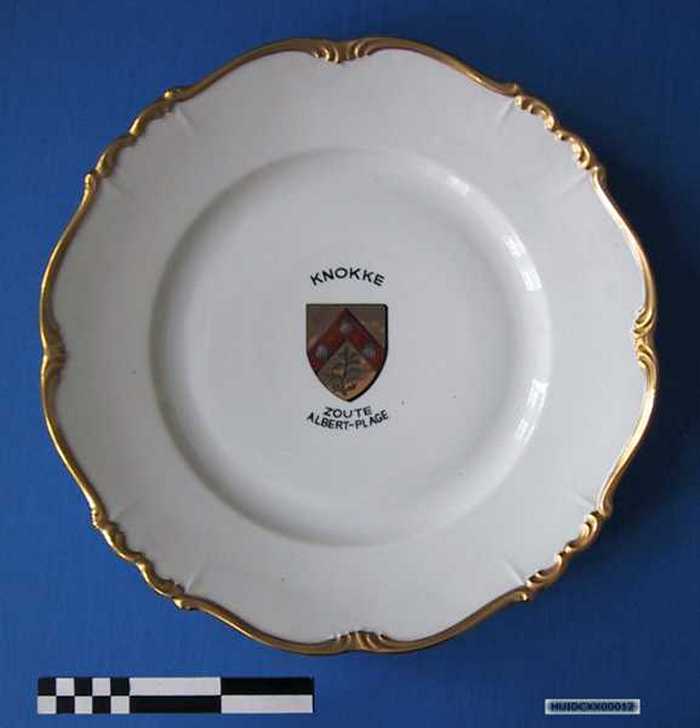 Sierbord in keramiek met gouden rand en afbeelding schild van Knokke, `Knokke Zoute Albert-Plage