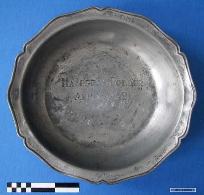 Sierschaal in tin met twee handvaten en inscriptie Hazegras Polder Anno 1782