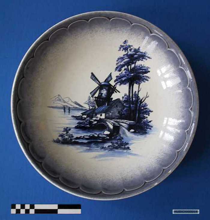 Sierschaal in keramiek op afbeelding in Delft blauw: landschap met molen