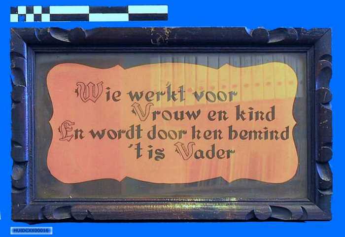 Huisspreuk in houten kader: Wie werkt voor vrouw en kind, en wordt door hen bemind, t is vader.
