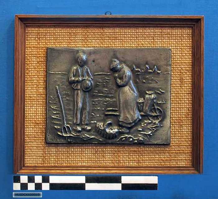 Tinnen afbeelding in kader, naar `Angélus van de Franse schilder Jean François Millet.