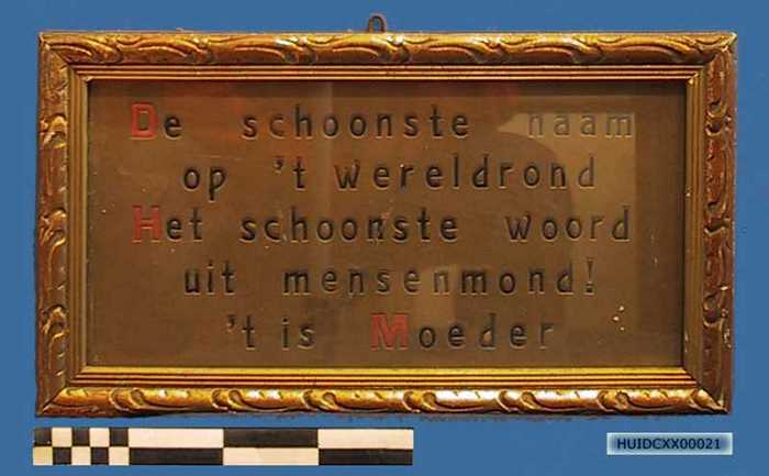 Huisspreuk in houten kader: De schoonste naam op `t wereldrond Het schoonste woord uit mensenmond! `t is: Moeder.