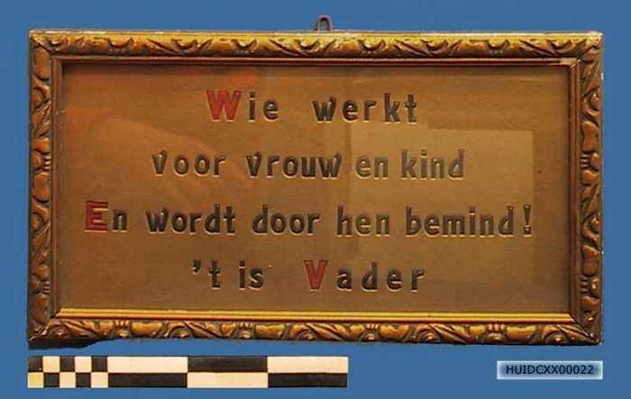 Huisspreuk in houten kader: Wie werkt voor vrouw en kind. En wordt door hen bemind! t Is vader.