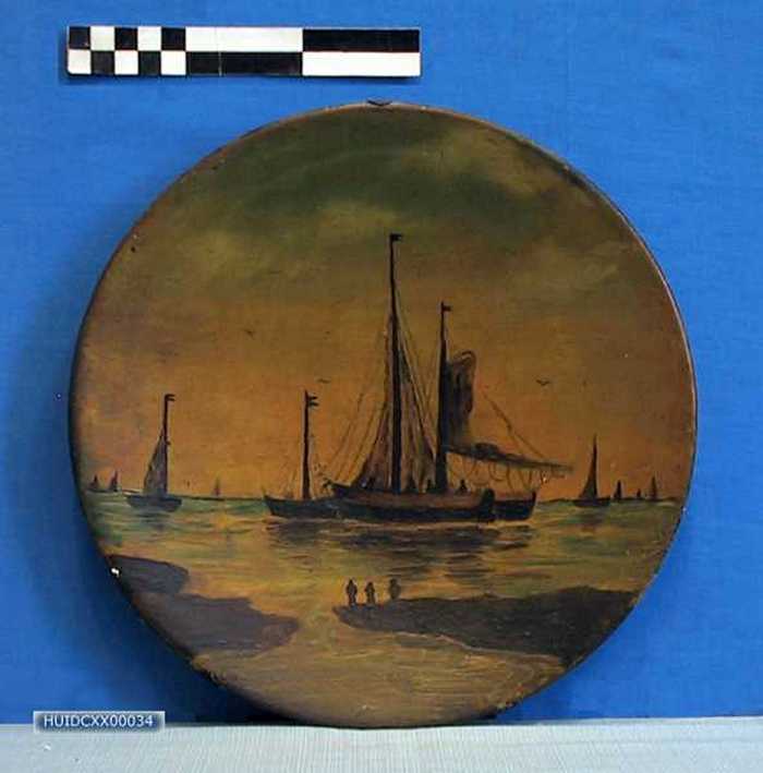 Porseleinen bord met vissersboten.