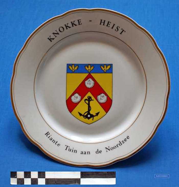 Sierbord in keramiek met gouden rand en afbeelding schild van Knokke-Heist, `Knokke-Heist - Riante Tuin aan de Noordzee