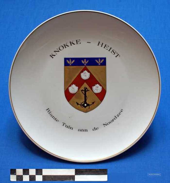 Sierbord in keramiek met gouden rand en afbeelding schild van Knokke-Heist, `Knokke-Heist - Riante Tuin aan de Noordzee