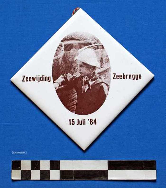 Siertegel in wit keramiek Zeewijding Zeebrugge - 15 juli `84