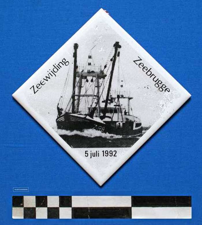 Siertegel in wit keramiek Zeewijding Zeebrugge - 5 juli 1992