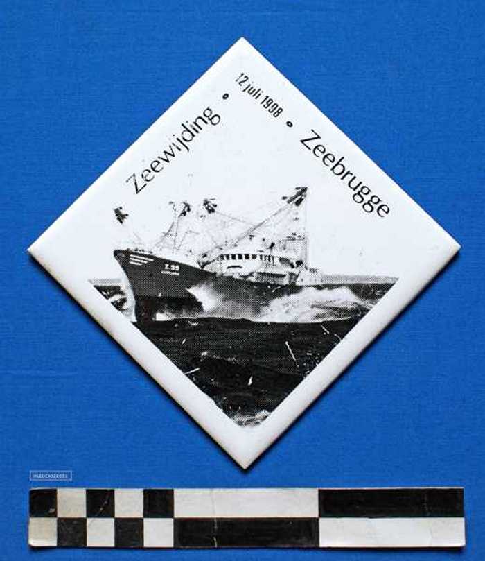 Siertegel in wit keramiek Zeewijding Zeebrugge - 12 juli 1998