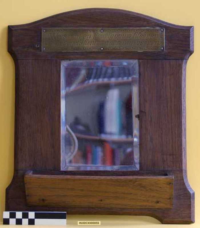 Spreukenkader met spiegel.