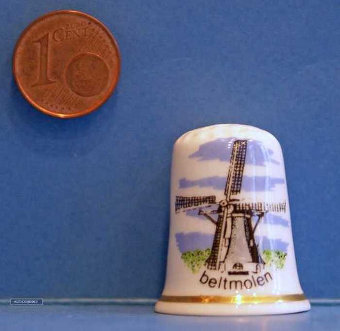 Vingerhoed met de afbeelding van een beltmolen.