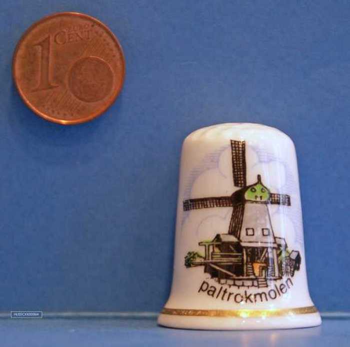 Vingerhoed met de afbeelding van een paltrokmolen.