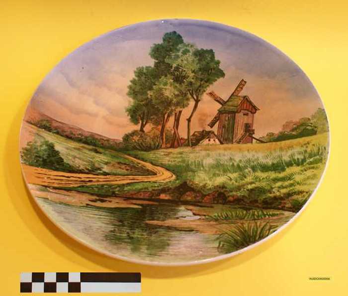 Sierbord in keramiek, landschap met molen.
