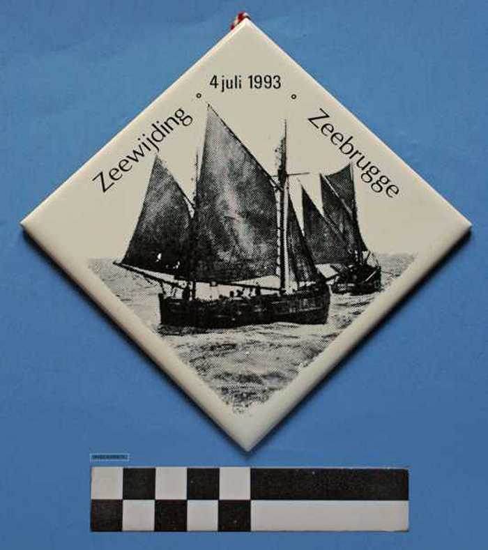 Siertegel in wit keramiek Zeewijding Zeebrugge - 4 juli 1993.