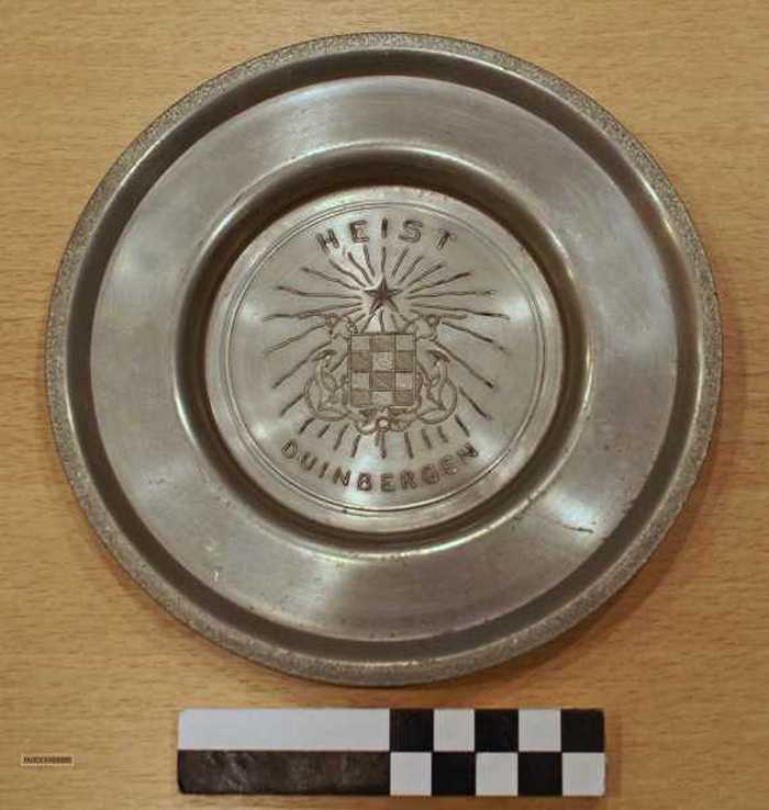 Tinnen sierschaal: Heist Duinbergen.