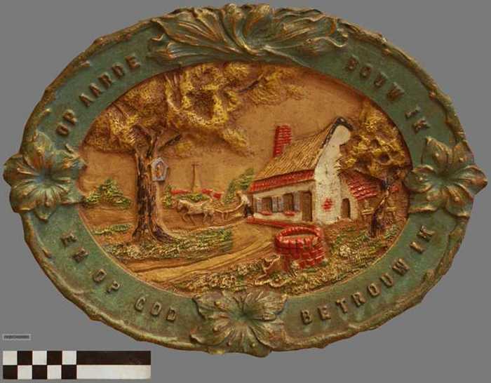 Sierbord met spreuk: Op aarde bouw ik en op god betrouw ik