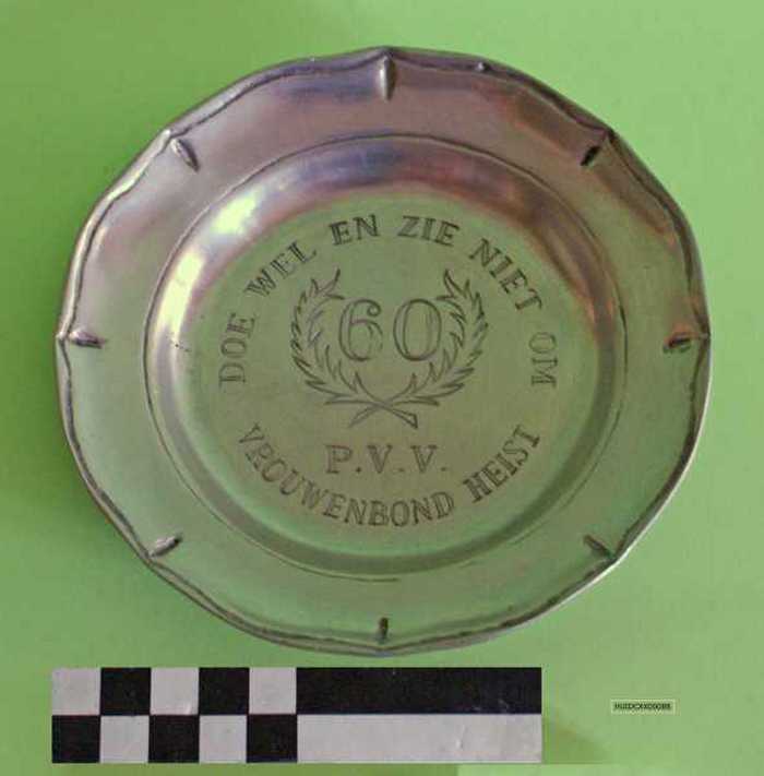 Tinnen sierschaal: P.V.V. Vrouwenbond Heist