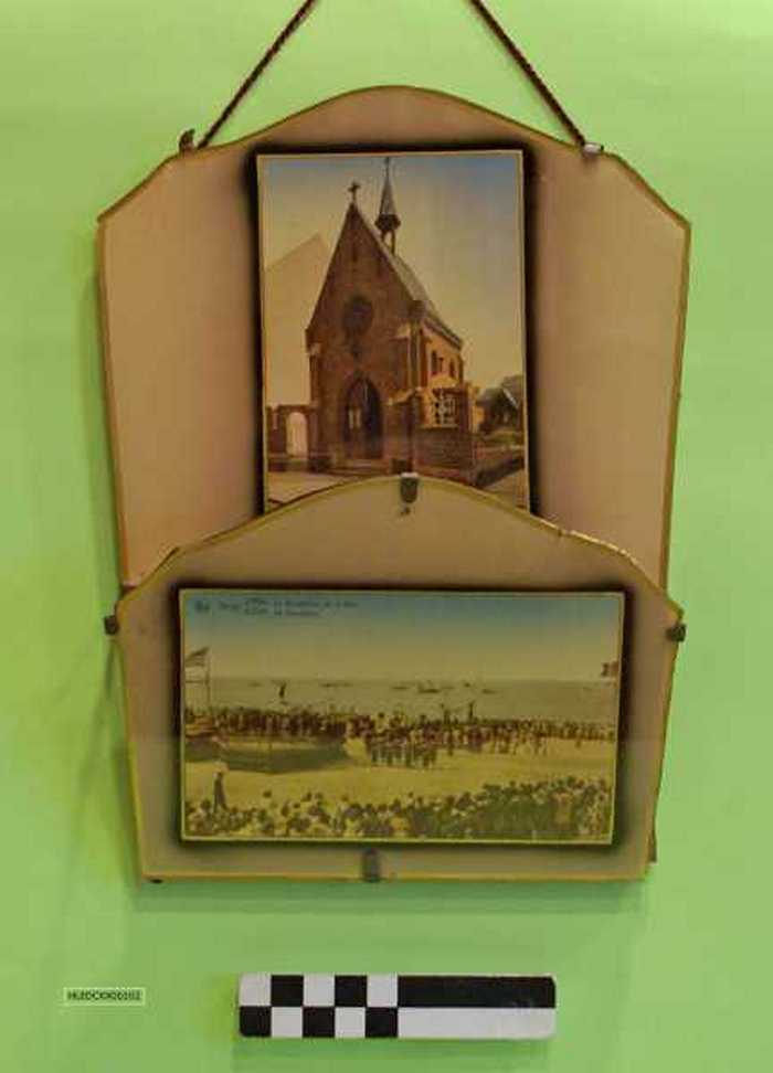 Wandkader voor brieven.