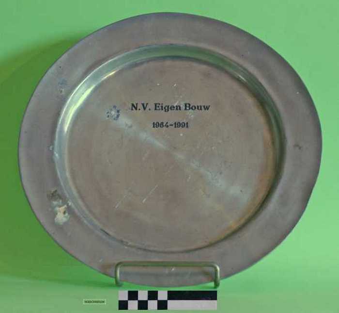 Tinnen sierschaal `N.V. Eigen Bouw.