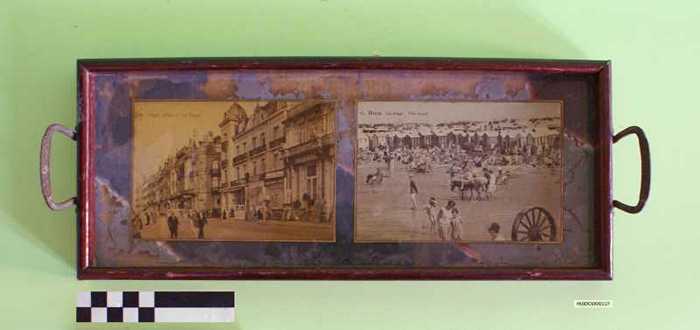 Dienblad met postkaarten, Heist a/Zee, Dijk en strand.